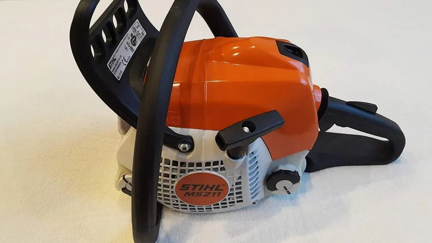 Stihl MS 211 Motorsäge mit 35 cm Schwert und 1,3 mm Kette – Effizient für präzise Schnitte
